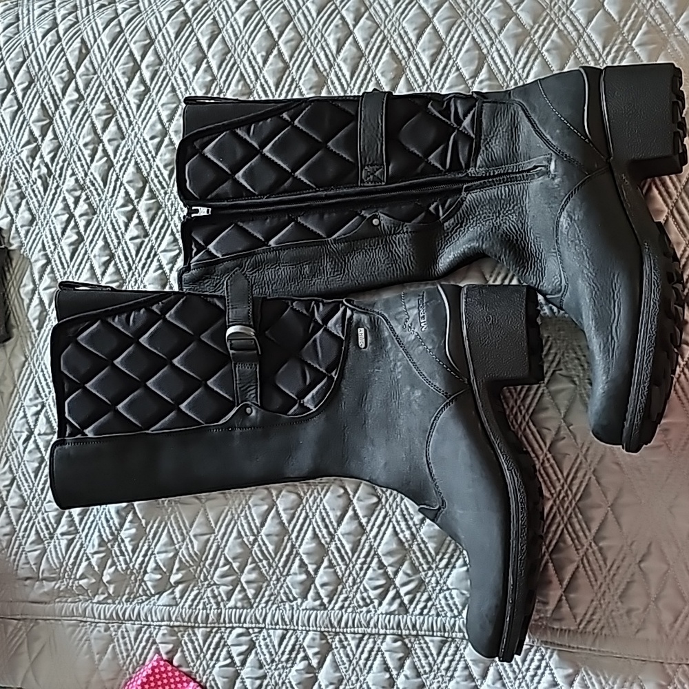 Merrell full zip quilted boots